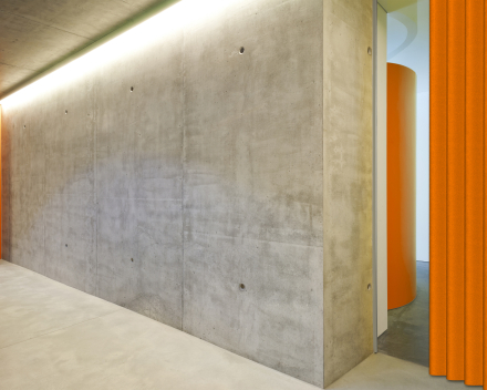 Vouwdeur Aporta in de hal, kleur Orange, 1.2 meter breed, 2.2 meter hoog, vouwdeur in kunstleer