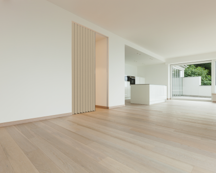 Vouwdeur Aporta in de leefruimte, kleur Papier, 1.5 meter breed, 2.2 meter hoog, vouwdeur in kunstleder 