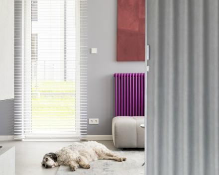Vouwdeur Aporta in de living, kleur Piedra, 3 meter breed, 2.5 meter hoog, kunstlederen schuifdeur