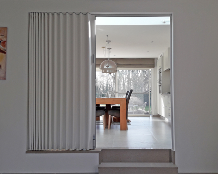 Verdeler Deur & Parket: Vouwdeur geplaatst tussen living en keuken
